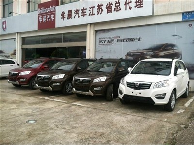 車屁股全部對準(zhǔn)了攝像頭